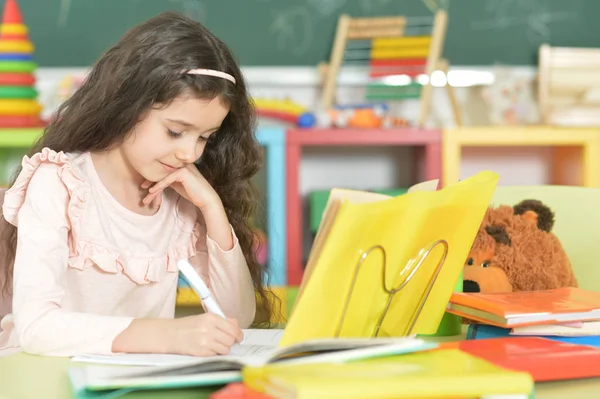 Söt Liten Skolflicka Studera Hemma — Stockfoto