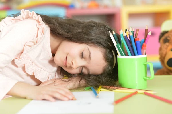 Söt Liten Skolflicka Sover Efter Att Studerat Hemma — Stockfoto