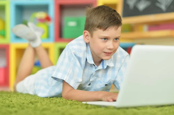 Jongen Met Behulp Van Laptop Terwijl Liggend Vloer Verlaten — Stockfoto