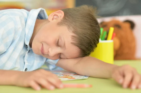 Porträtt Söt Liten Pojke Sova Tabellen Klassrummet — Stockfoto