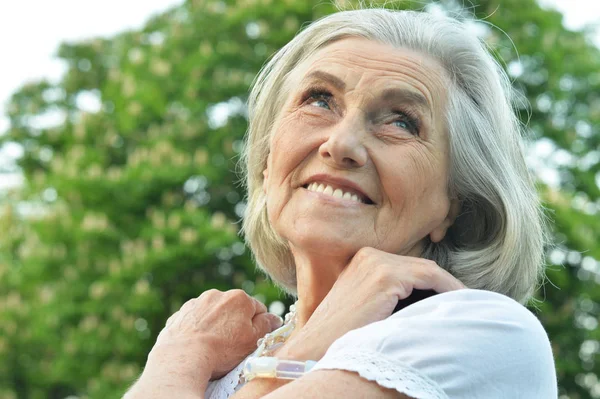 Happy Beautifil Elderly Woman Posing Park — Stock Photo, Image