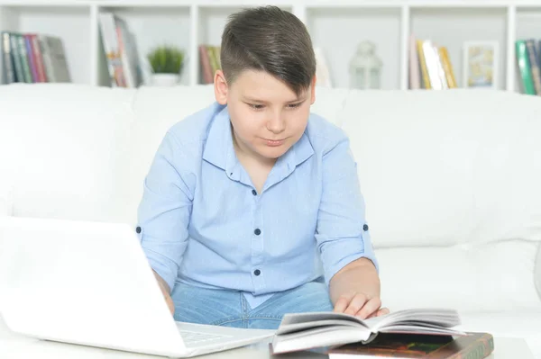 Хлопчик Робить Домашнє Завдання Ноутбуком Вдома Концепція Освіти — стокове фото