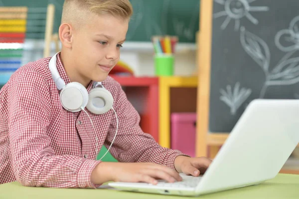 Chłopiec Słuchawki Pomocą Laptopa Klasie — Zdjęcie stockowe