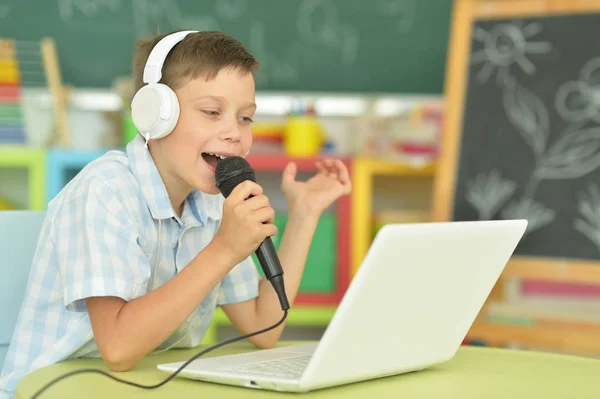 Niño cantando karaoke — Foto de Stock