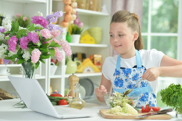 Niedliche Teen Mädchen Bereiten Frischen Salat Auf Küchentisch — Stockfoto