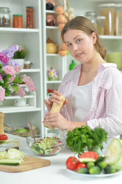 Niedliche Teen Mädchen Bereiten Frischen Salat Auf Küchentisch — Stockfoto