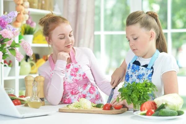 Zwei Lustige Mädchen Bereiten Frischen Salat Auf Küchentisch — Stockfoto
