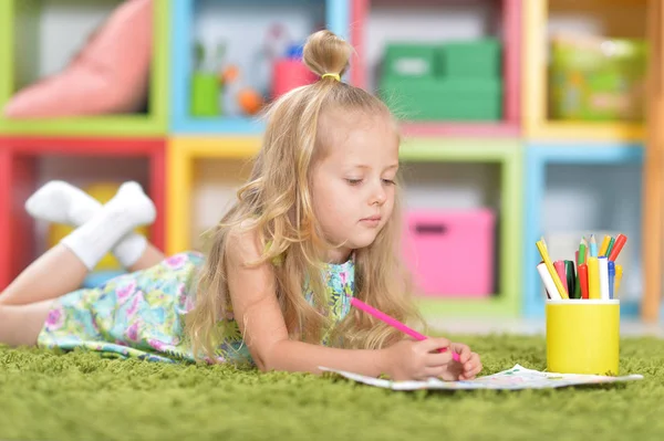 Χαριτωμένο Μικρό Κορίτσι Σχεδίασης Στο Σπίτι Στο Πάτωμα — Φωτογραφία Αρχείου