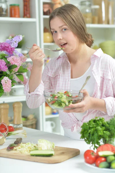 Sevimli Genç Kız Mutfak Masasının Üzerinde Taze Salata Hazırlık — Stok fotoğraf