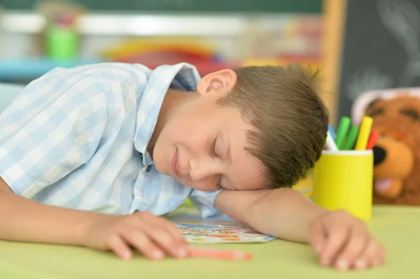 在课堂上睡觉的可爱的小男孩肖像 — 图库照片