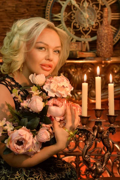 Retrato Jovem Mulher Sentada Quarto Com Interior Vintage Segurando Flores — Fotografia de Stock