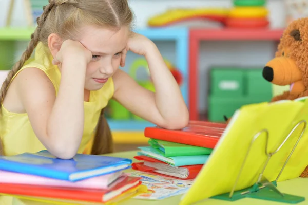 Trött Skolflicka Gör Läxor Klassrummet — Stockfoto