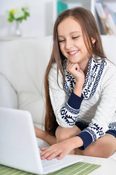 Schattig Klein Meisje Met Behulp Van Moderne Laptop Thuis — Stockfoto