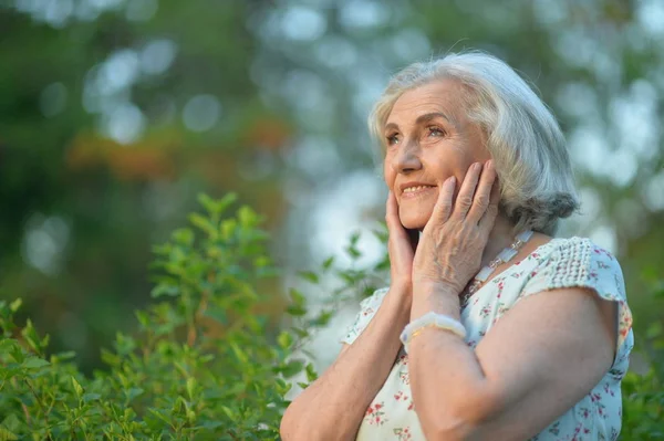 Leende Äldre Kvinna Poserar Sommaren Park — Stockfoto