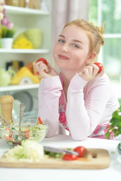 Linda Chica Adolescente Preparando Ensalada Fresca Mesa Cocina — Foto de Stock