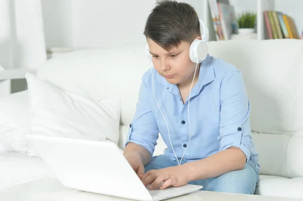 Chłopiec Słuchawki Pomocą Laptopa Domu — Zdjęcie stockowe