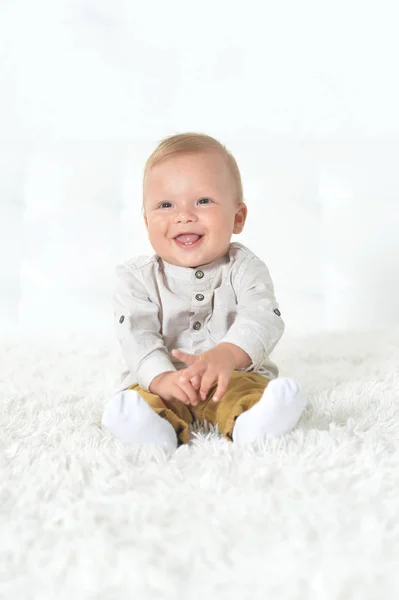 Niedliche Schöne Baby Junge Auf Dem Bett — Stockfoto