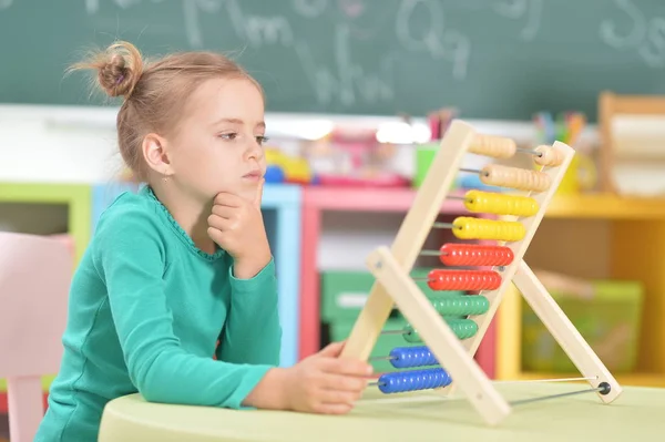 Liten Flicka Sitter Vid Bord Klassrummet Och Räknar Med Abacus — Stockfoto