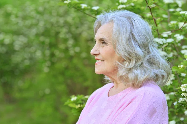 Sorridente Donna Anziana Posa Nel Parco Estivo — Foto Stock