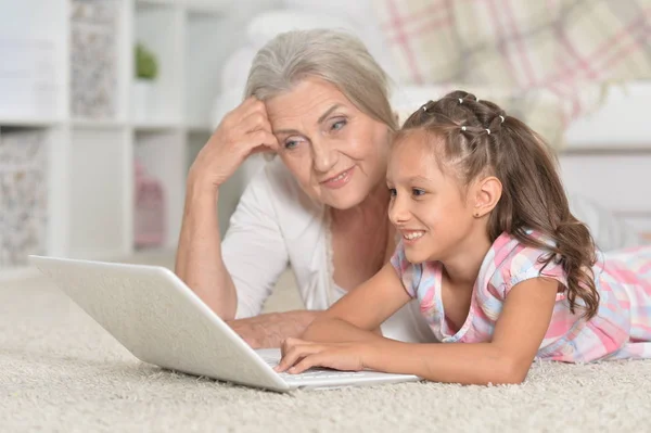 Porträt Der Glücklichen Großmutter Und Enkelin Mit Laptop — Stockfoto