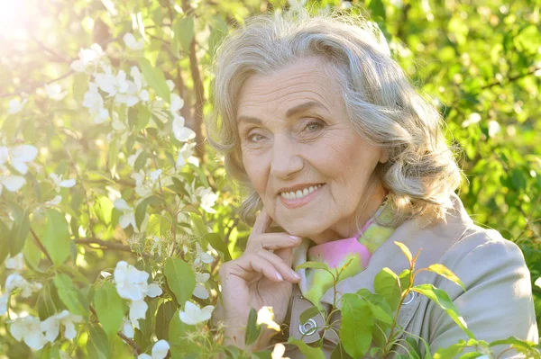 Χαμογελώντας Ηλικιωμένη Γυναίκα Που Ποζάρει Στο Πάρκο Καλοκαίρι — Φωτογραφία Αρχείου