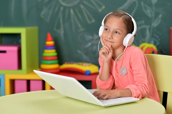 Schattig Meisje Met Laptop Haar Kamer — Stockfoto