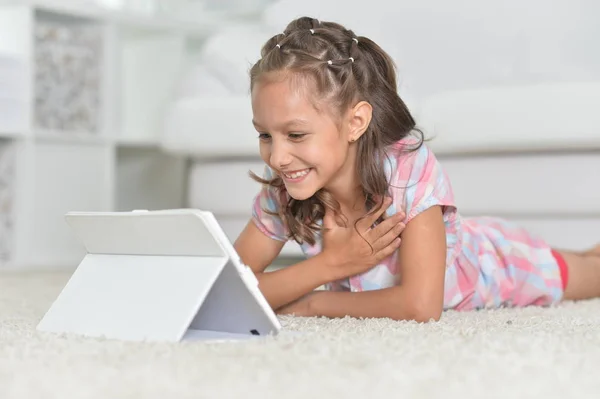 Nettes Mädchen Mit Digitalem Tablet Auf Dem Boden — Stockfoto