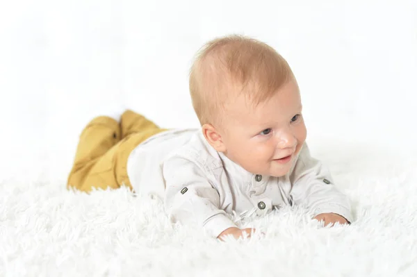 Niedliche Schöne Baby Junge Auf Dem Bett — Stockfoto