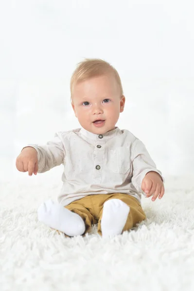 Niedliche Schöne Baby Junge Auf Dem Bett — Stockfoto