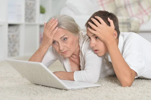 Senior Vrouw Met Haar Kleinzoon Laptop Samen Gebruiken — Stockfoto