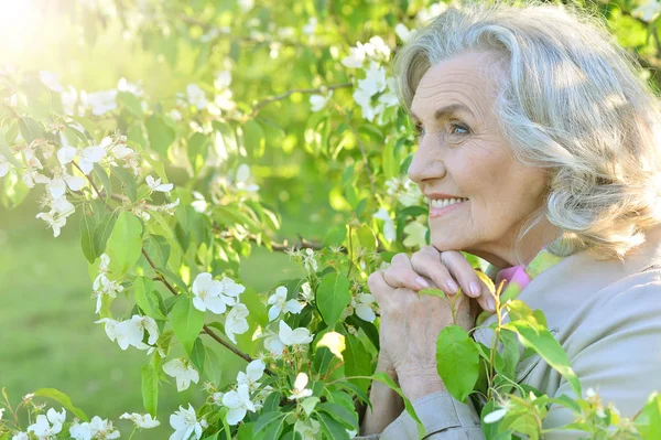 Sonriente Anciana Posando Parque Verano — Foto de Stock