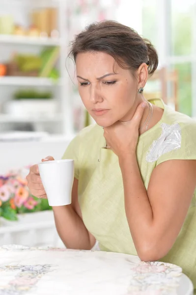 Junge Frau lächelt — Stockfoto