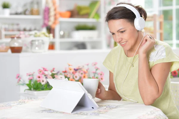 Bella Giovane Donna Utilizzando Tablet Digitale — Foto Stock