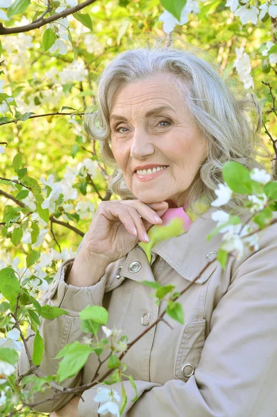Uśmiechający Się Starsza Kobieta Stwarzających Lato Park — Zdjęcie stockowe