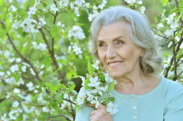 Lächelnde Ältere Frau Posiert Sommerpark — Stockfoto