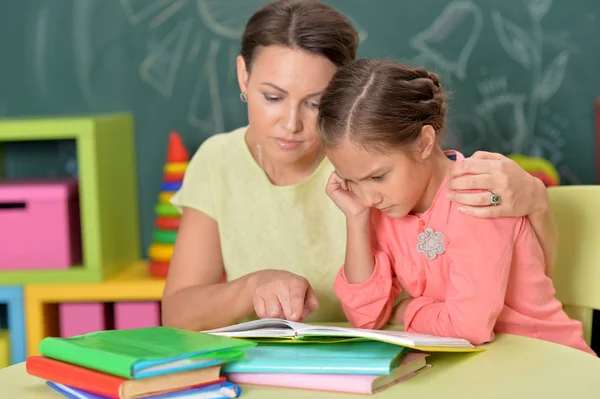 Söt Liten Flicka Med Sin Mamma Göra Läxor Tillsammans Klassrummet — Stockfoto