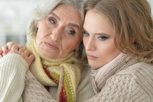 Ritratto Donna Anziana Triste Con Figlia Casa — Foto Stock