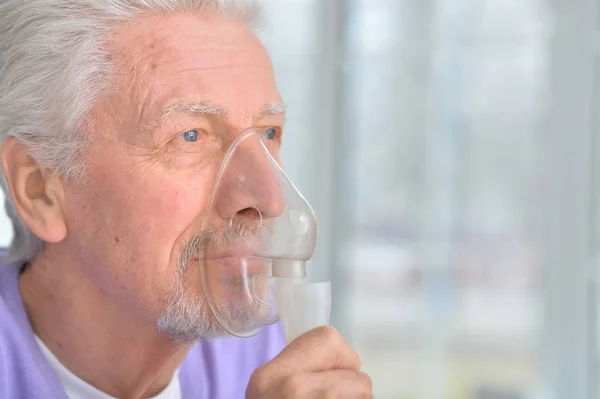 Homme âgé avec inhalateur — Photo
