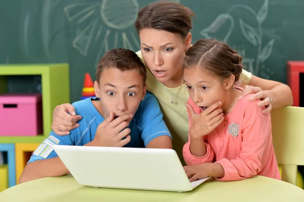 Ibu dan anak-anak dengan laptop — Stok Foto