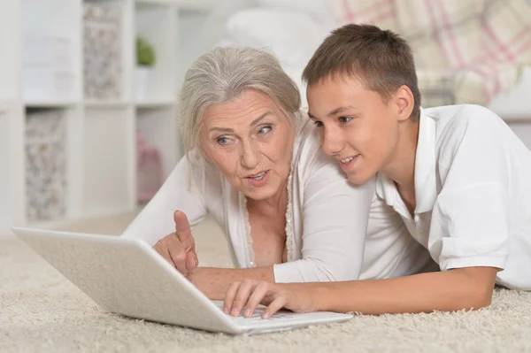 Mormor med sitt barnbarn — Stockfoto