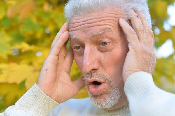 Senior mit Kopfschmerzen — Stockfoto