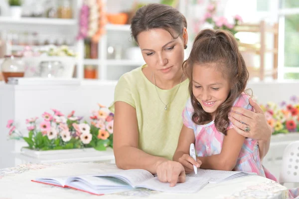 Carino Bambina Con Sua Madre Facendo Compiti Insieme Cucina — Foto Stock