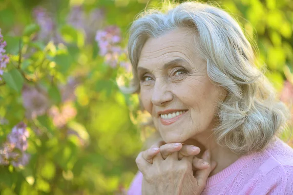 Schöne Seniorin — Stockfoto