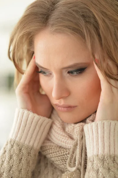 Hermosa Joven Con Dolor Cabeza — Foto de Stock