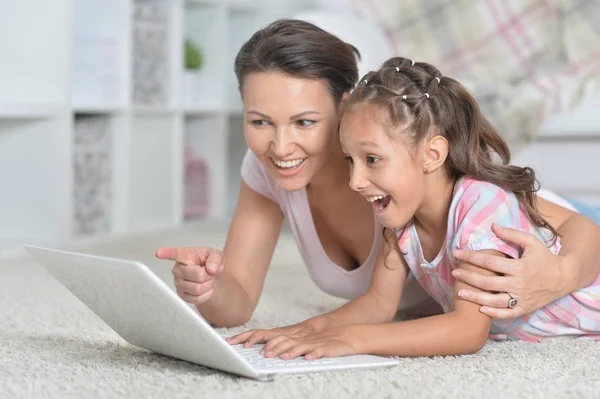 Mãe Filha Usando Laptop Juntos Enquanto Deitado Chão Casa — Fotografia de Stock