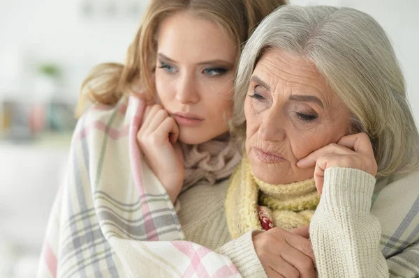 Retrato Triste Mujer Mayor Con Hija Casa —  Fotos de Stock