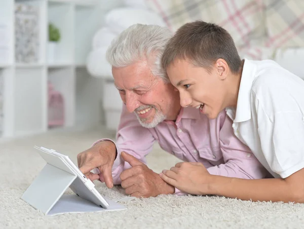 Großvater Mit Enkel Mit Tablet Liegen Hause — Stockfoto