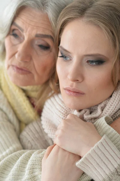 Porträtt Sorgliga Senior Kvinna Med Dotter Hemma — Stockfoto