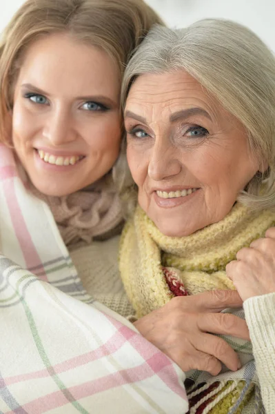 Porträt Einer Seniorin Mit Tochter Die Sich Mit Einer Decke — Stockfoto