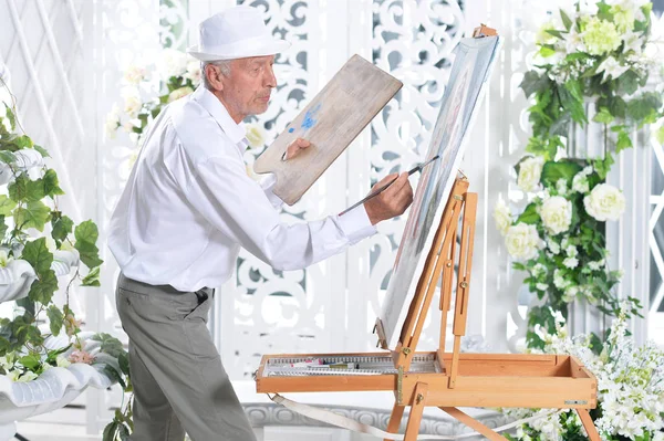 Senior man drawing picture — Stock Photo, Image